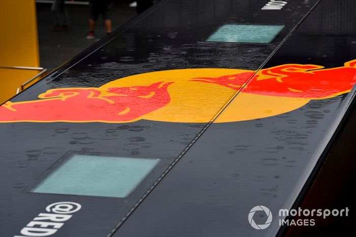 La lluvia se refleja en un logo de Red Bull
