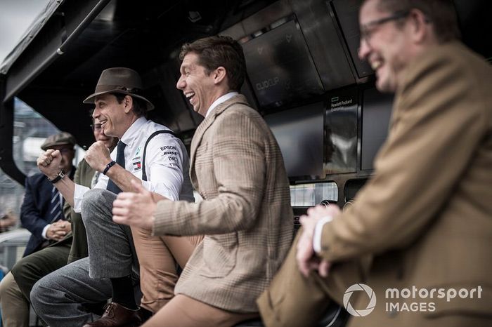 Toto Wolff, Director Ejecutivo (Negocios), Mercedes AMG, y compañeros de equipo de Mercedes en el muro del pit