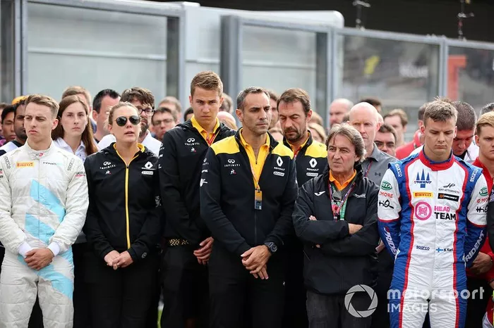 Callum Ilott, Sauber Junior Team de Charouz, Cyril Abiteboul, Director General del equipo de F1 de Renault en la parrilla para el memorial de Anthoine Hubert