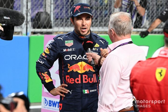 Ganador de la pole Sergio Pérez, Red Bull Racing es entrevistado por Johnny Herbert, Sky TV