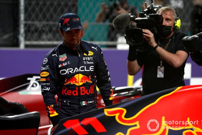 El ganador de la pole, Sergio Pérez, de Red Bull Racing, celebra en el Parc Ferme
