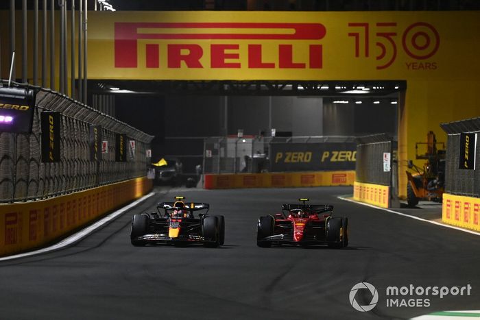 Sergio Pérez, Red Bull Racing RB18, Carlos Sainz Jr., Ferrari F1-75