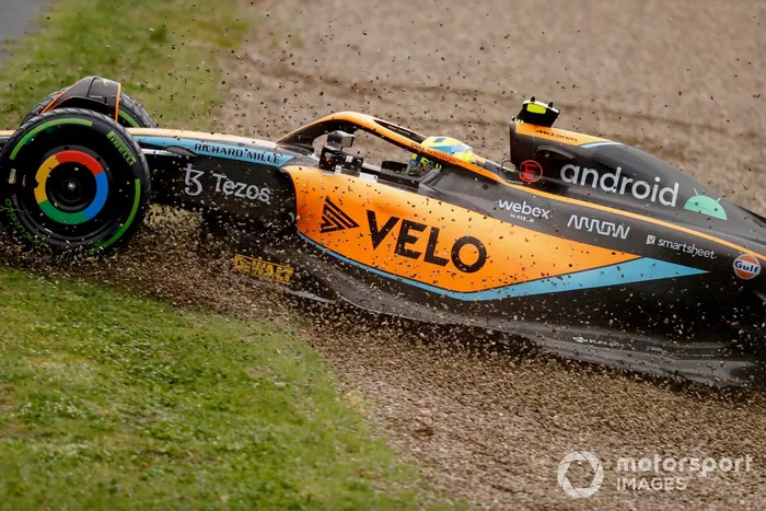 Lando Norris, McLaren MCL36, choca al final de la clasificación
