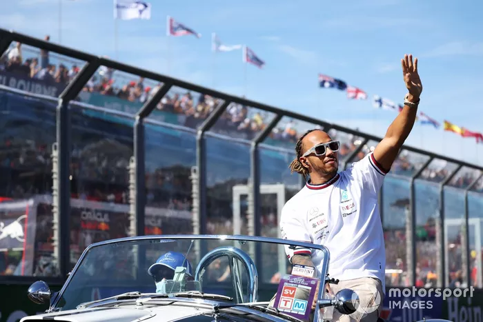 Lewis Hamilton, Mercedes W13, monta en un AC Cobra
