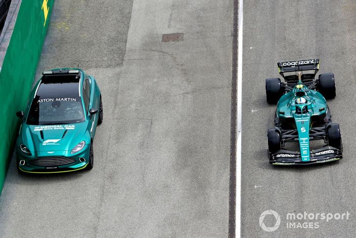 Sebastian Vettel, Aston Martin AMR22, pasa el coche de Medical en el pit lane