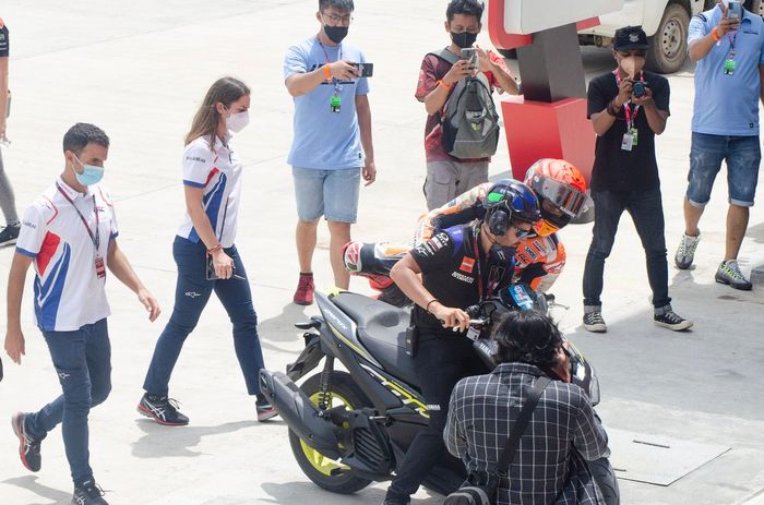 Marc Márquez, Repsol Honda, después de caer durante el Warm Up
