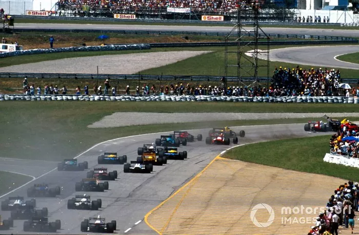 Start action, Ayrton Senna, McLaren MP4/5, runs in Riccardo Patrese, Williams FW12C