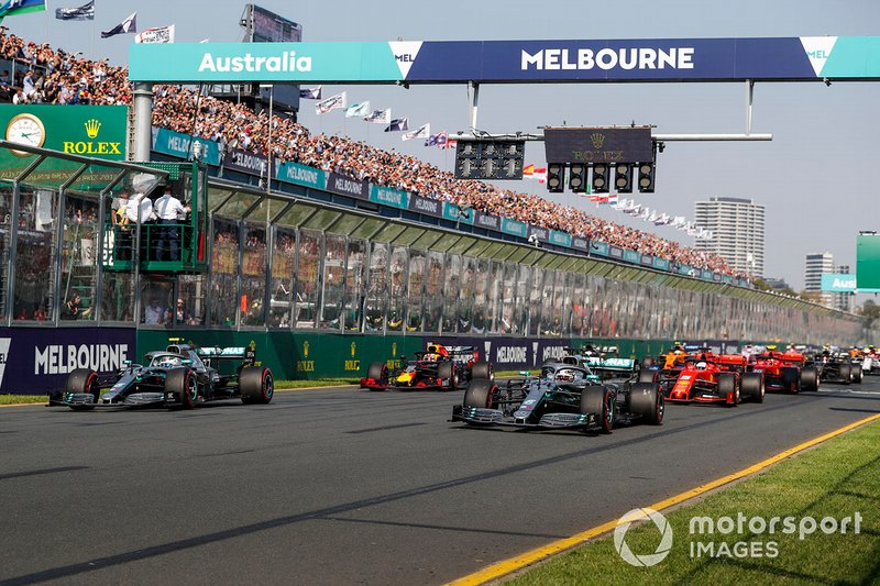 Valtteri Bottas, Mercedes AMG W10 precede Lewis Hamilton, Mercedes AMG F1 W10 alla partenza della gara