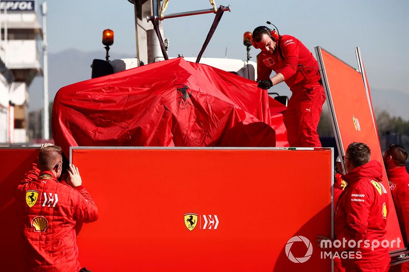 La monoposto di Sebastian Vettel, Ferrari SF90 viene riportata nel garage coperta da un telo