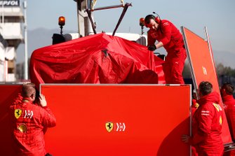 La Ferrari de Sebastian Vettel ramenée à son stand après son accident