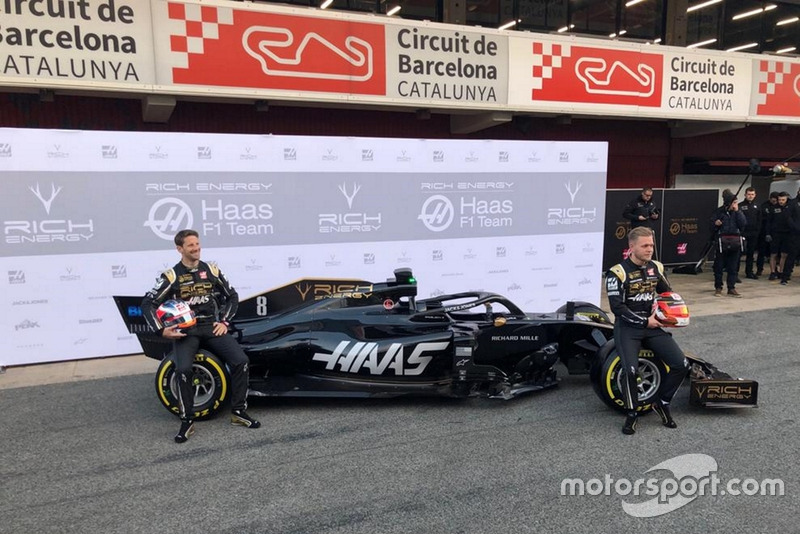 Kevin Magnussen, Haas F1 Team, Romain Grosjean, Haas F1 Team, met de nieuwe Haas VF-19