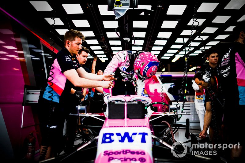Lance Stroll, Racing Point, entra ella monoposto