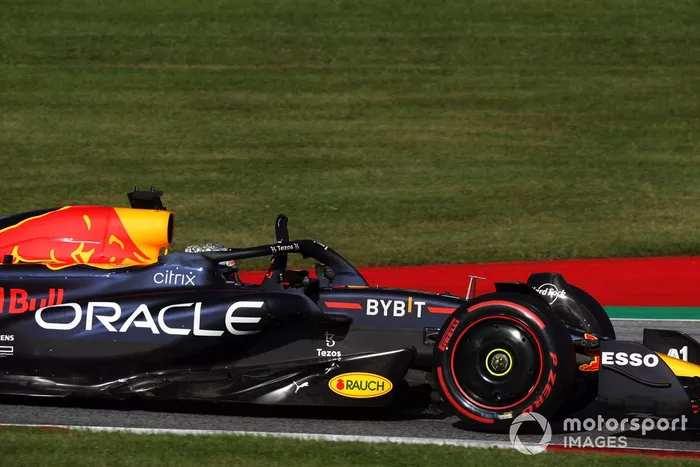 Max Verstappen, Red Bull Racing RB18, saluda a los aficionados tras conseguir la pole