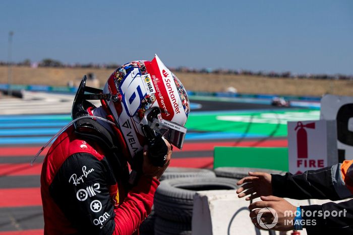 Charles Leclerc, Ferrari F1-75, sale de su coche tras estrellarse en Le Beausset