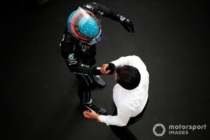 Mohammed bin Sulayem, Presidente de la FIA, felicita a George Russell, de Mercedes-AMG, por conseguir la pole position