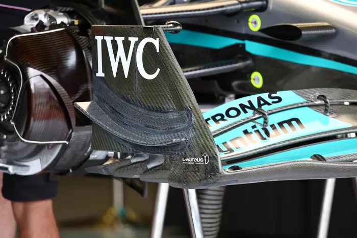 Detalle del endplate del alerón delantero del Mercedes W13