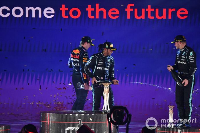 Podio: segundo lugar Max Verstappen, Red Bull Racing, ganador Lewis Hamilton, Mercedes, tercer lugar Valtteri Bottas, Mercedes