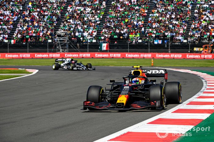 Sergio Pérez, Red Bull Racing RB16B, Pierre Gasly, AlphaTauri AT02
