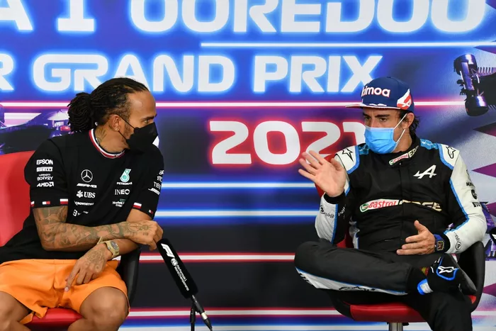 Lewis Hamilton, Mercedes, y Fernando Alonso, Alpine F1, hablan en la rueda de prensa