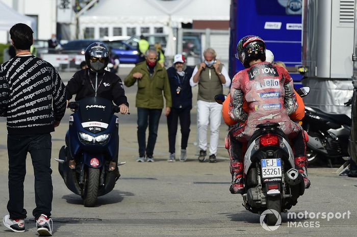 Francesco Bagnaia, equipo Ducati, tras la caída
