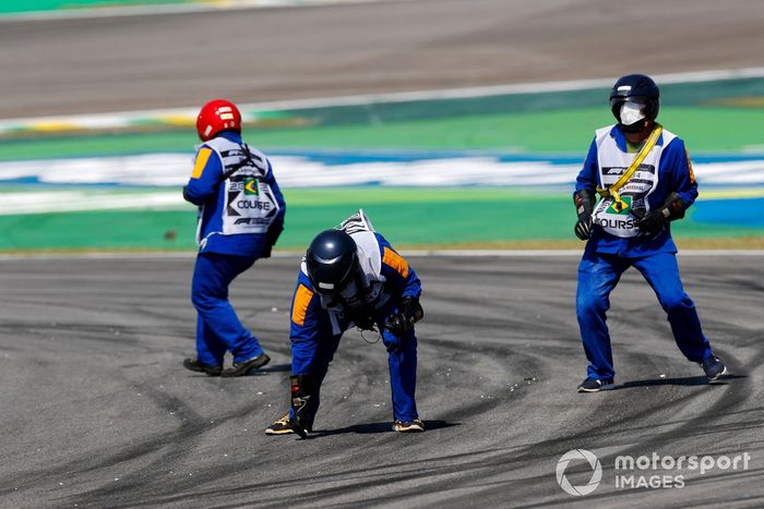 Los comisarios retiran los restos del circuito