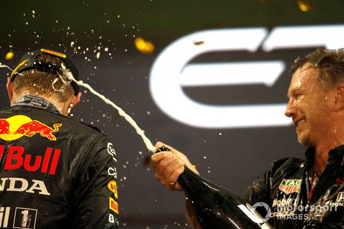 Podio: ganador y campeón Max Verstappen, Red Bull Racing, Christian Horner, Director de Red Bull Racing
