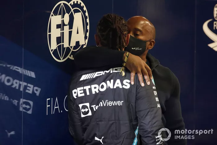 Lewis Hamilton, Mercedes, 2ª posición, con su padre Anthony Hamilton tras la carrera