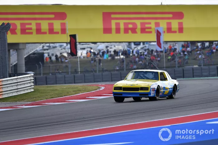 Daniel Ricciardo, McLaren, en el coche de Dale Earnhardt Wrangler Chevrolet Monte Carlo NASCAR de 1984