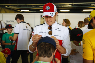 Marcus Ericsson, Sauber, signe la casquette d'un jeune fan