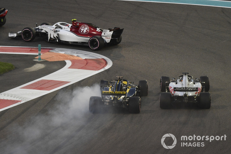 Nico Hulkenberg, Renault Sport F1 Team R.S. 18 and Romain Grosjean, Haas F1 Team VF-18 battle on lap one 