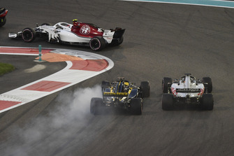 Nico Hulkenberg, Renault Sport F1 Team R.S. 18 lotta con Romain Grosjean, Haas F1 Team VF-18, al primo giro