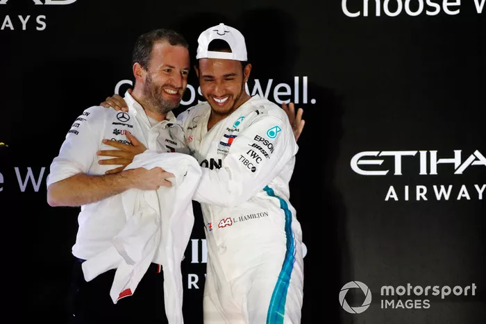 Bradley Lord, Director de Comunicaciones, Mercedes, y Lewis Hamilton, Mercedes AMG F1, primera posición, en la parrilla