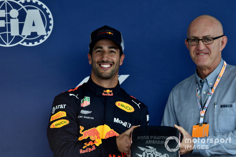Daniel Ricciardo, Red Bull Racing, con il Pirelli Pole Poistion Award, nel parco chiuso