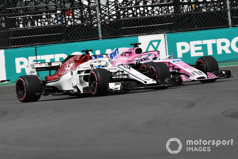 Marcus Ericsson, Sauber C37 et Sergio Perez, Racing Point Force India VJM11 en lutte