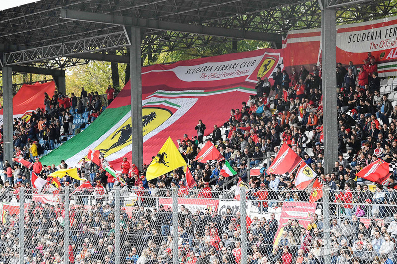 ll tifo sulle tribune di Monza per le Finali Mondiali Ferrari