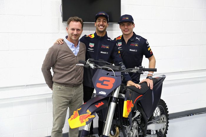 Daniel Ricciardo, Red Bull Racing; Christian Horner, jefe de Red Bull Racing, y Max Verstappen, Red Bull Racing posan para una foto con una moto KTM