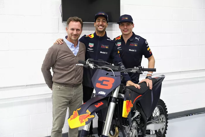 Daniel Ricciardo, Red Bull Racing; Christian Horner, jefe de Red Bull Racing, y Max Verstappen, Red Bull Racing posan para una foto con una moto KTM