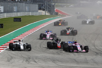 Esteban Ocon, Racing Point Force India VJM11, Charles Leclerc, Sauber C37 et Romain Grosjean, Haas F1 Team VF-18 en lutte