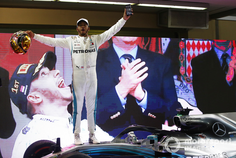 Lewis Hamilton, Mercedes AMG F1 W09 EQ Power+, merayakan di parc ferme