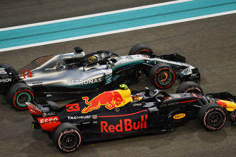 Lewis Hamilton, Mercedes-AMG F1 W09 con i dischi dei freni incandescenti nella battaglia con Max Verstappen, Red Bull Racing RB14