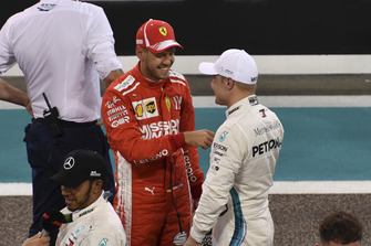 Sebastian Vettel, Ferrari e Valtteri Bottas, Mercedes AMG F1, nel parco chiuso