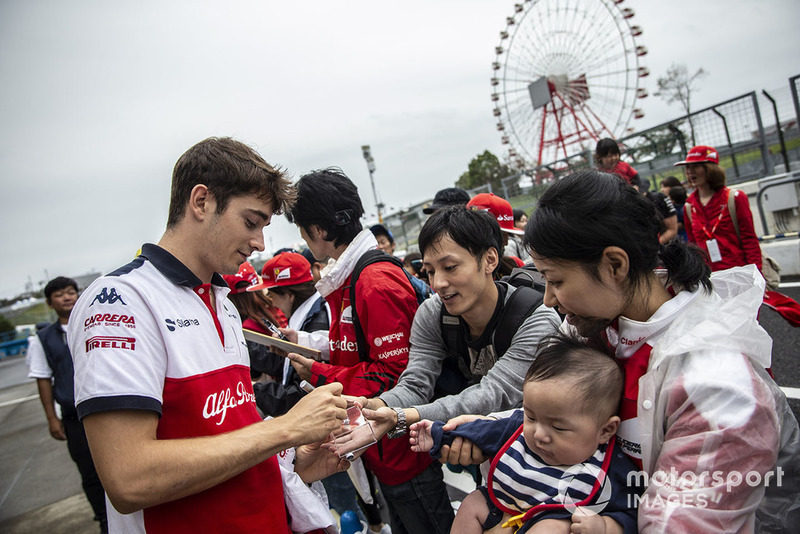 Charles Leclerc, Sauber signs autographs for fans