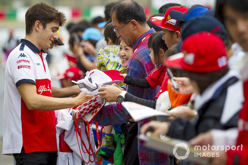 Charles Leclerc, Sauber signs autographs for fans