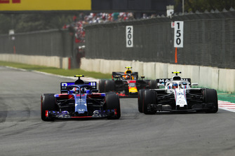 Pierre Gasly, Scuderia Toro Rosso STR13, precede Sergey Sirotkin, Williams FW41, and Max Verstappen, Red Bull Racing RB14