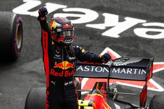 Max Verstappen, Red Bull Racing, 1° classificato, festeggia nel parco chiuso