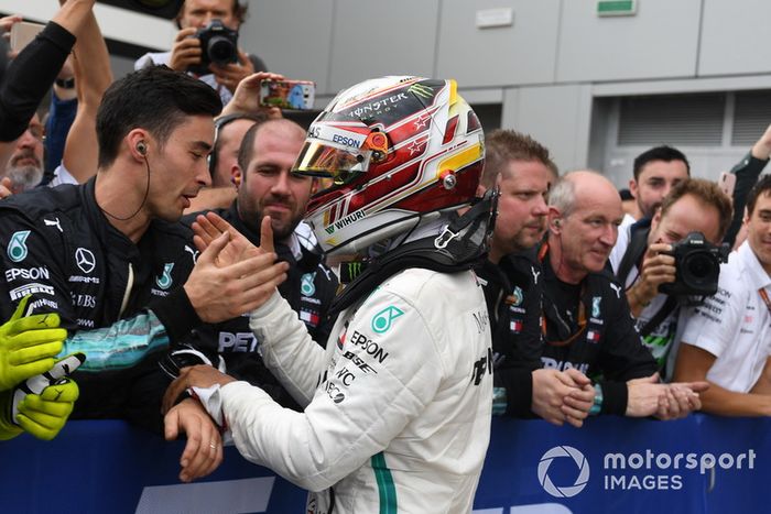 El ganador de la carrera Lewis Hamilton, Mercedes AMG F1 celebra en parc ferme