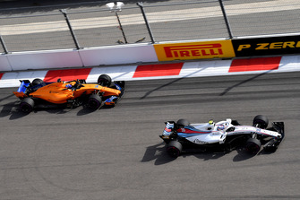Sergey Sirotkin, Williams FW41 and Fernando Alonso, McLaren MCL33