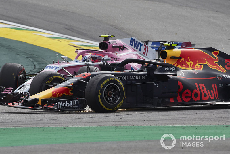 Max Verstappen, Red Bull Racing RB14, y Esteban Ocon, Racing Point Force India VJM11, se tocan