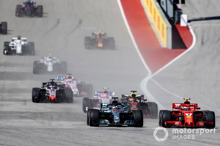 Lewis Hamilton, Mercedes AMG F1 W09 EQ Power+, Kimi Raikkonen, Ferrari SF71H, Daniel Ricciardo, Red Bull Racing RB14, Esteban Ocon, Racing Point Force India VJM11, Romain Grosjean, Haas F1 Team VF-18, y el resto del grupo