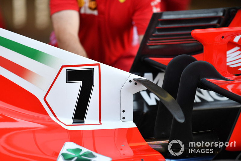 Це не нова концепція, але варто відзначити арочне T-крильце Ferrari, яке кріпиться прямо до капоту двигуна.